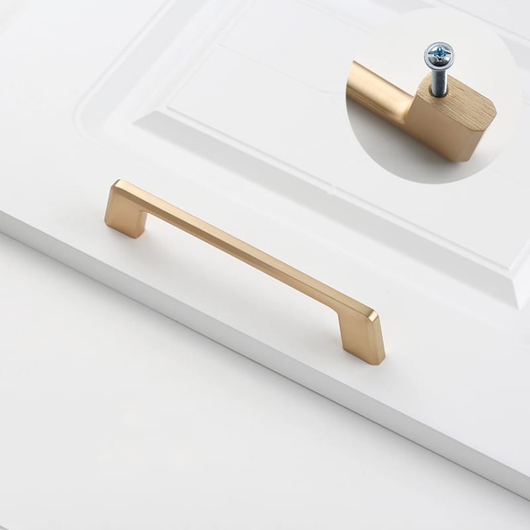 Möbelgriff Batuco – klassischer, schlichter und ergonomischer Griff in Perlgrau, Schwarz, gebürstetem Nickel, Gold und gebürstetem Gold. Größen 128–256 mm, ideal für moderne und klassische Möbel
