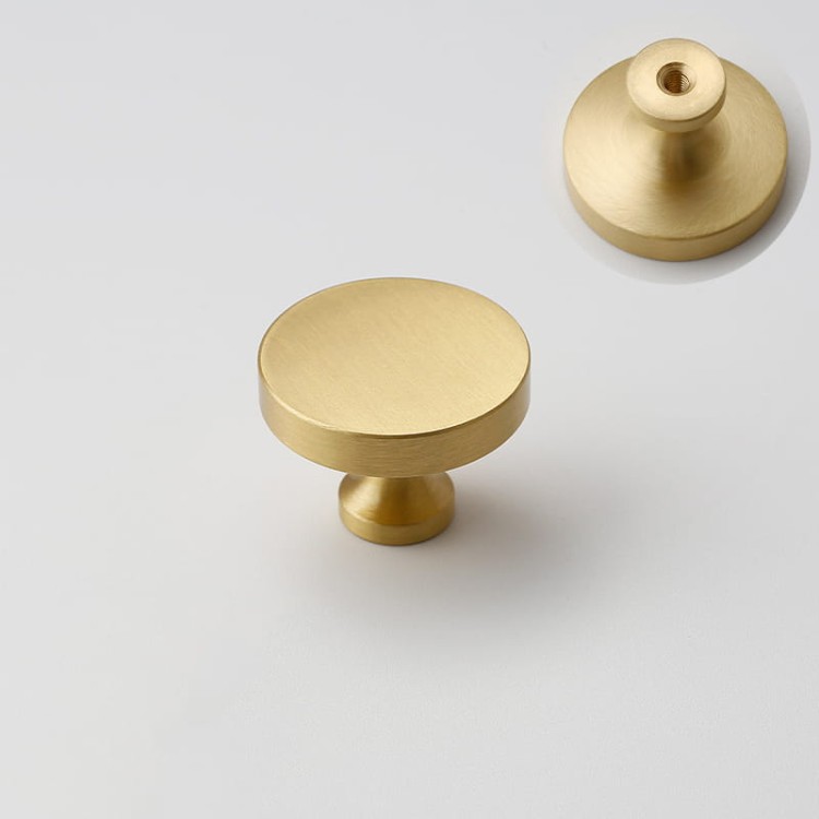 Möbelknopf Belen – Griff in gebürstetem Gold für Schränke und Schubladen im modernen, klassischen und Glamour-Stil. Erhältlich in 28 und 32 mm Durchmesser – egriffe.at