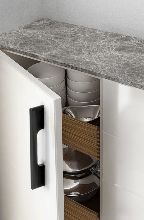Uchwyt meblowy Vista – nowoczesny, minimalistyczny uchwyt w kolorach czarny, szampańskie złoto i szary popielaty, w rozmiarach 96–960 mm, do mebli kuchennych, łazienkowych, szafek, szuflad i komód – sklep euchwyty.pl.