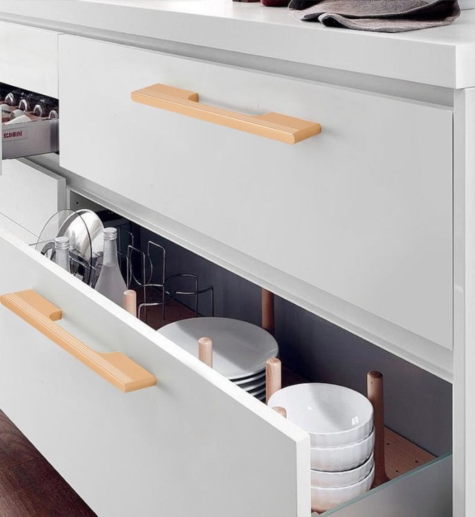 Möbelgriff Vista – moderner minimalistischer Griff in Schwarz, Champagnergold und Aschgrau. Größen 96–960 mm, für Küchen- und Badmöbel, Schränke, Schubladen und Kommoden – egriffe.at