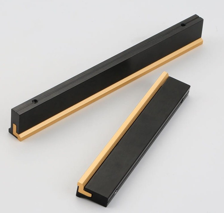 Uchwyt meblowy Elena – czarny uchwyt krawędziowy z eleganckim złotym akcentem, w rozmiarach 96/128/192/320/546/960 mm, idealny do nowoczesnych kuchni, łazienek, garderób i mebli biurowych – sklep euchwyty.pl.