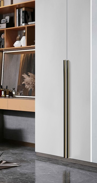 Möbelgriff Elena – schwarzer Kantengriff mit elegantem goldenem Akzent, erhältlich in 96, 128, 192, 320, 546 und 960 mm. Ideal für moderne Küchen, Bäder, Garderoben und Büromöbel – egriffe.at