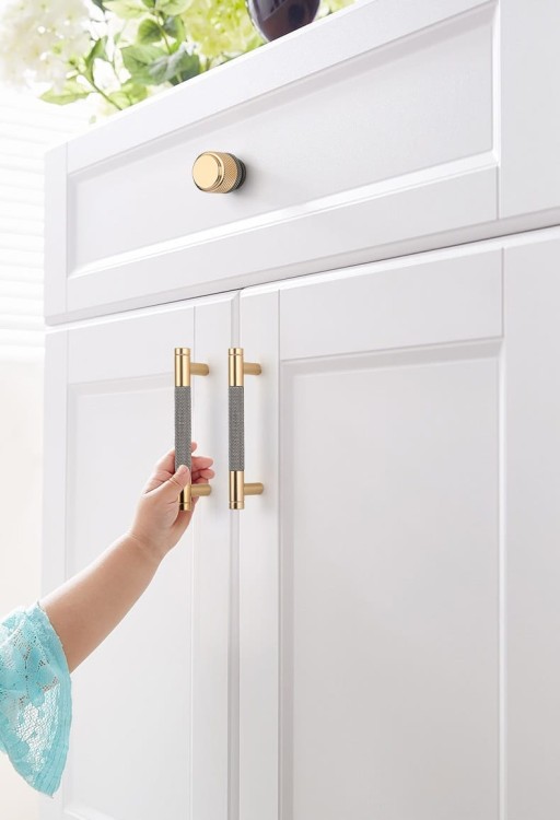 Möbelgriff Laure – goldener Leistengriff mit passendem Knopf und gerändelter Industrial-Oberfläche. Als Knopf sowie in 96, 128 und 256 mm erhältlich, ideal für Küchen-, Bad- und Büromöbel, Schränke und Schubladen – egriffe.at