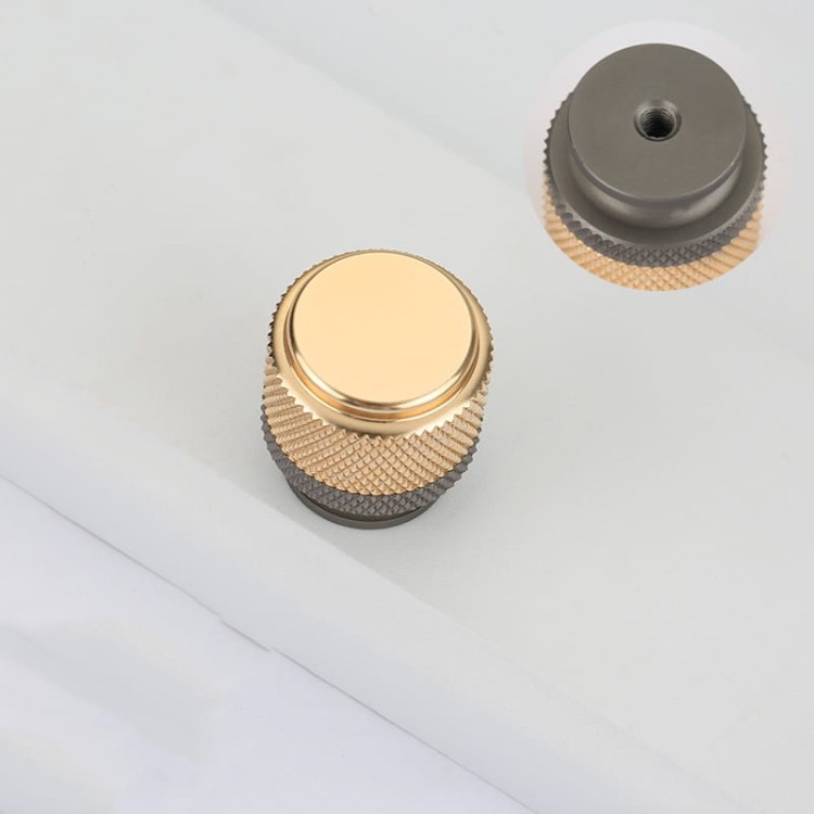 Möbelgriff Laure – goldener Leistengriff mit passendem Knopf und gerändelter Industrial-Oberfläche. Als Knopf sowie in 96, 128 und 256 mm erhältlich, ideal für Küchen-, Bad- und Büromöbel, Schränke und Schubladen – egriffe.at