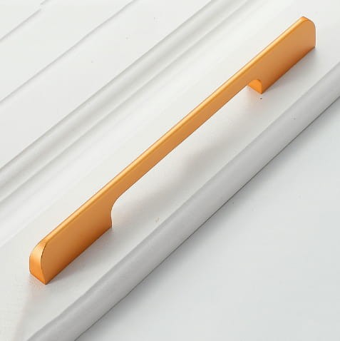 Elegancki uchwyt do mebli Largo w kolorze szampańskiego złota, rozstaw 192 mm do komód