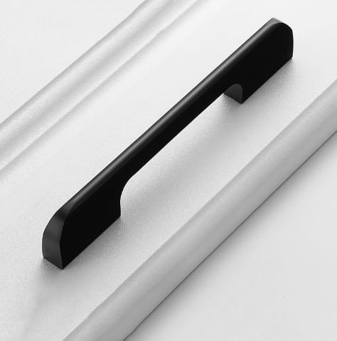Czarny matowy uchwyt meblowy Largo ze smukłą rączką, rozstaw 128 mm do szafek i szuflad