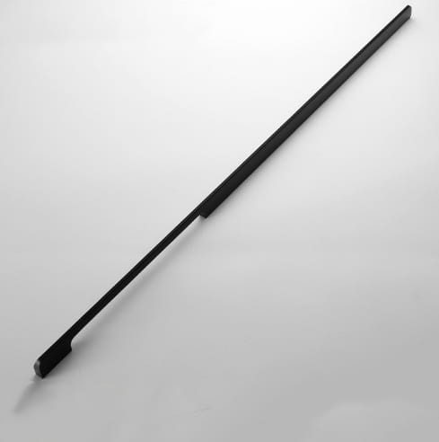 Bardzo długi czarny uchwyt meblowy Largo, długość 800 mm do wysokich drzwi szafy i garderoby
