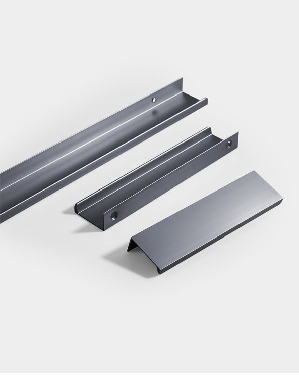 Szare aluminiowe uchwyty krawędziowe Lonia ułożone równolegle na jasnym tle, styl modern i minimalistyczny