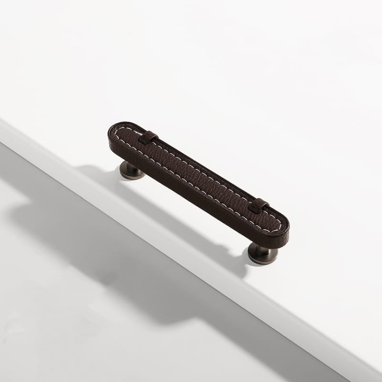 Brązowy skórzany uchwyt meblowy Museo ze skórzanym wykończeniem, rozstaw 128 mm