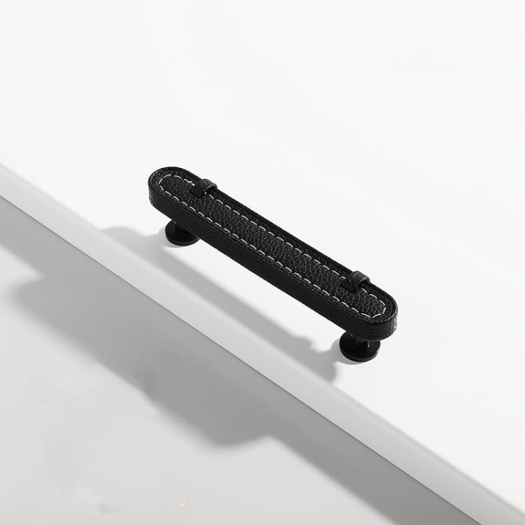 Czarny skórzany uchwyt meblowy Museo ze srebrnymi wykończeniami, rozstaw 128 mm do szafek