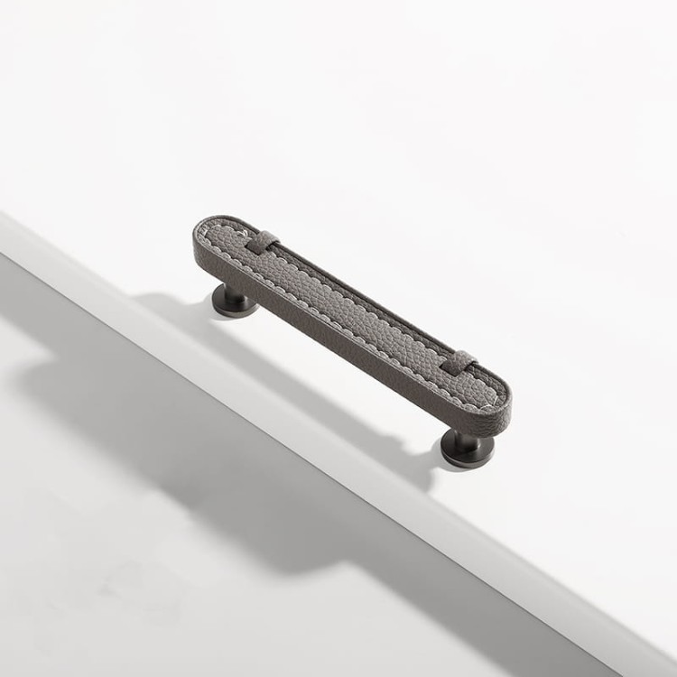 Uchwyt meblowy Museo – skórzany, dekoracyjny uchwyt z gałkami okrągłymi i kwadratowymi, dostępny w kolorach czarnym, brązowym, szarym i białym oraz w rozmiarach gałka / 96 / 128 mm, idealny do mebli kuchennych, łazienkowych,  – sklep euchwyty.pl.