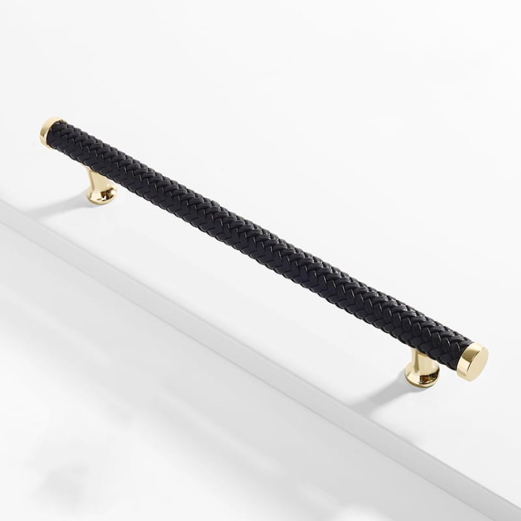 Czarny pleciony uchwyt do mebli ze skóry model Amaga, rozstaw 192 mm do eleganckich frontów