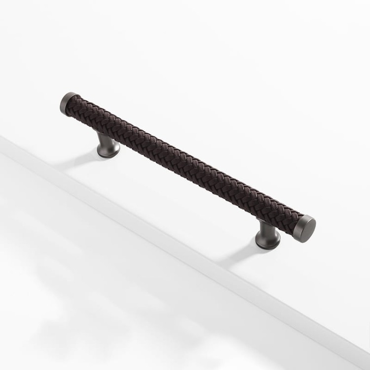 Elegancki brązowy uchwyt meblowy Amaga z plecionką, rozstaw 128 mm do szafek kuchennych