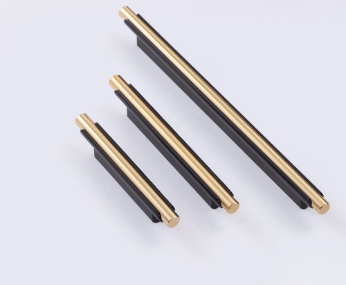 Möbelgriff Carao – schwarzer Griff mit dekorativem Goldelement im modernen, industriellen und eleganten Stil. Erhältlich in 64, 96, 128, 160, 320 und 448 mm. Ideal für Küchenfronten und Wohnzimmermöbel – egriffe.at