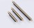 Zestaw trzech czarnych uchwytów meblowych Carao ze złotym elementem ułożonych skośnie na białym tle, styl nowoczesny