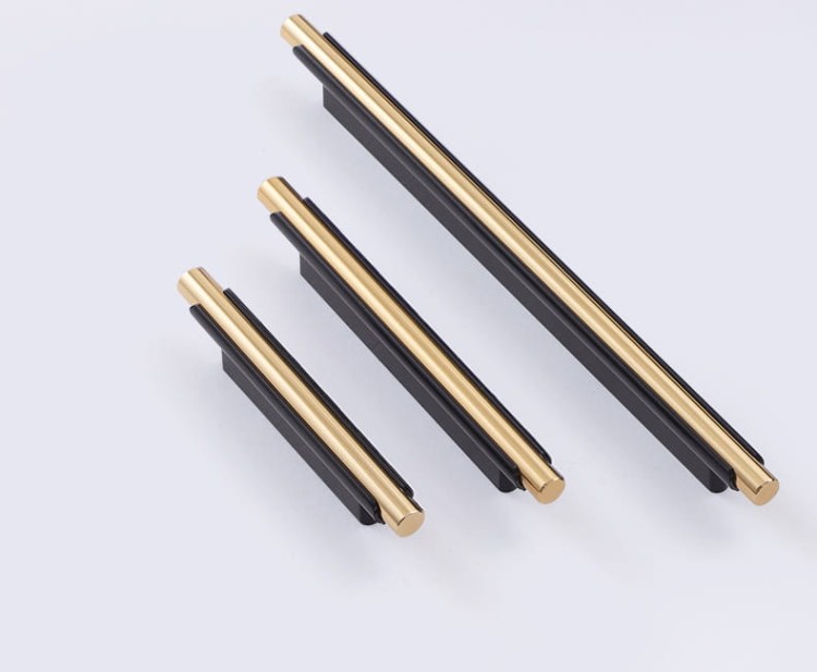 Möbelgriff Carao – schwarzer Griff mit dekorativem Goldelement im modernen, industriellen und eleganten Stil. Erhältlich in 64, 96, 128, 160, 320 und 448 mm. Ideal für Küchenfronten und Wohnzimmermöbel – egriffe.at