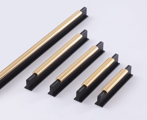 Möbelgriff Polvo – schwarzer Griff mit eleganter goldener Einlage im modernen Glamour-Stil. Erhältlich in 96, 128, 160, 192, 320 und 448 mm. Ideal für Küchenmöbel, Schubladen, Schränke und Kommoden – egriffe.at