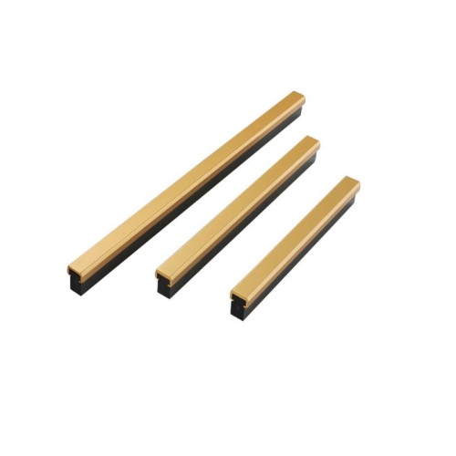 Möbelgriff Tulima – schwarzer linearer Griff mit goldener Front. Modern, erhältlich in 96, 128, 160, 192, 320, 546 und 960 mm – egriffe.at