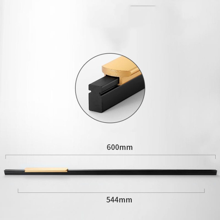 Möbelgriff Arada – moderner linearer Griff in Schwarz mit goldener Einlage, erhältlich in 96, 128, 160, 192, 320, 546 und 960 mm. Ideal für Küchenschränke, Schubladen und hohe Möbelfronten – egriffe.at