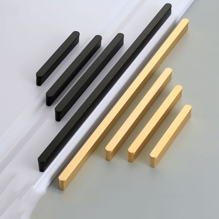 Möbelgriff Avalos – schlichter linearer Griff in Schwarz oder gebürstetem Gold. Modern, erhältlich in 96, 128, 160, 320, 546 und 960 mm – egriffe.at