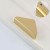 Möbelgriff Mulas – dreieckiger geometrischer Griff in Schwarz oder gebürstetem Gold. Modern und minimalistisch – egriffe.at