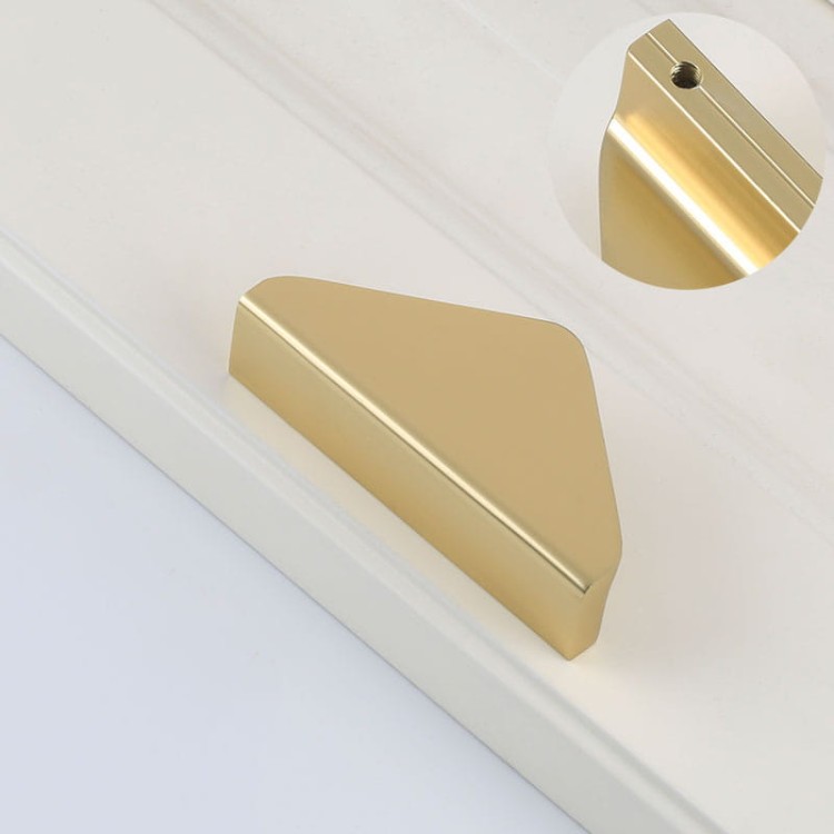 Möbelgriff Mulas – dreieckiger geometrischer Griff in Schwarz oder gebürstetem Gold. Modern und minimalistisch – egriffe.at