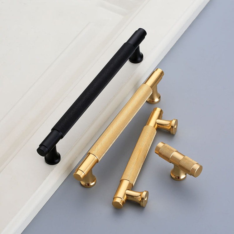 Uchwyt meblowy Montana czarny / złoty – radełkowany T-Bar industrialny 128 mm / 160 mm – sklep euchwyty.pl