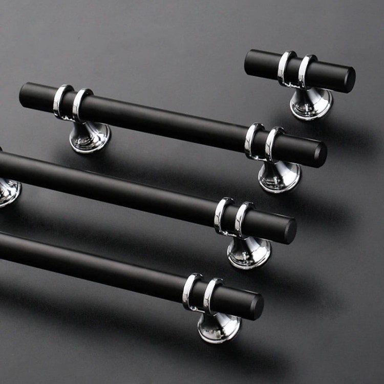 Uchwyt meblowy Pina – elegancki T-Bar z dekoracyjnymi wspornikami w zestawieniu czerni ze złotem lub chromem, dostępny jako gałka i w rozmiarach 96 / 128 / 160 mm, idealny do szaf, komód i drzwi przesuwnych – sklep euchwyty.pl