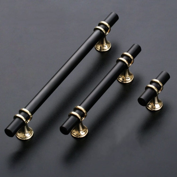 Uchwyt meblowy Pina – elegancki T-Bar z dekoracyjnymi wspornikami w zestawieniu czerni ze złotem lub chromem, dostępny jako gałka i w rozmiarach 96 / 128 / 160 mm, idealny do szaf, komód i drzwi przesuwnych – sklep euchwyty.pl