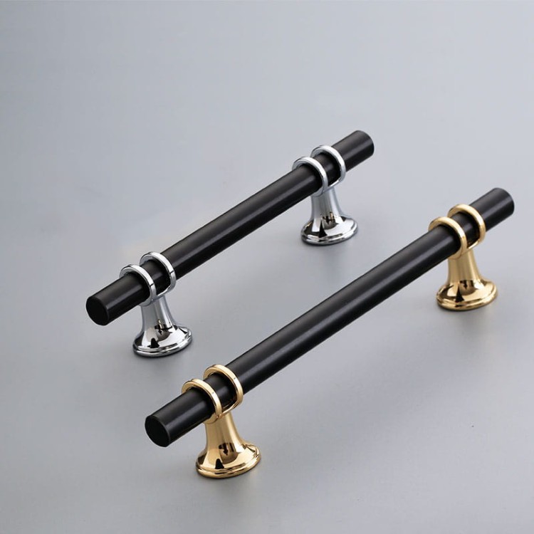 Uchwyt meblowy Pina – elegancki T-Bar z dekoracyjnymi wspornikami w zestawieniu czerni ze złotem lub chromem, dostępny jako gałka i w rozmiarach 96 / 128 / 160 mm, idealny do szaf, komód i drzwi przesuwnych – sklep euchwyty.pl