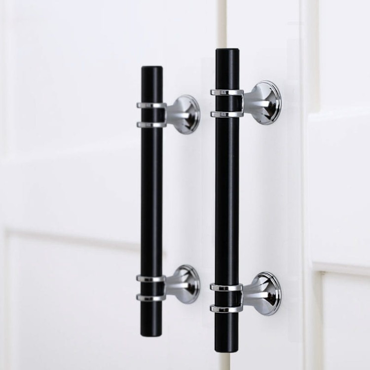 Möbelgriff Pina – eleganter T-Bar-Griff mit dekorativen Stützen in Schwarz-Gold oder Schwarz-Chrom. Als Knopf sowie in 96, 128 und 160 mm erhältlich. Ideal für Schränke, Kommoden und Schiebetüren – egriffe.at