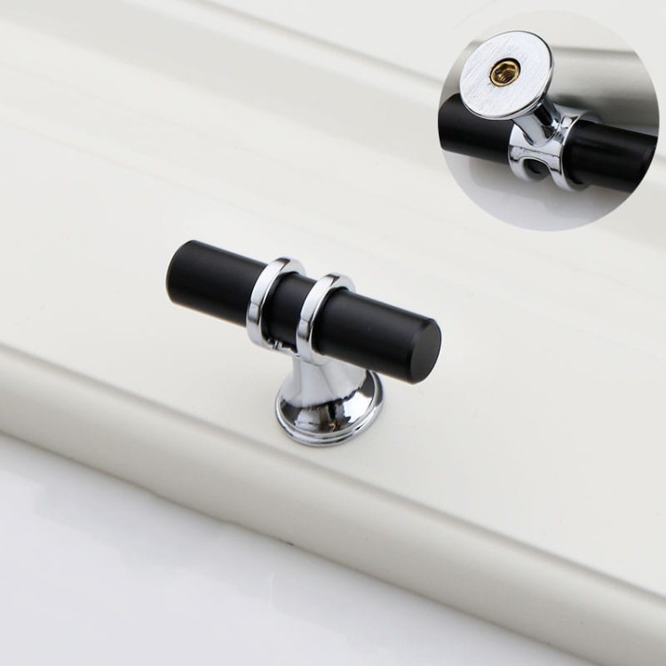Möbelgriff Pina – eleganter T-Bar-Griff mit dekorativen Stützen in Schwarz-Gold oder Schwarz-Chrom. Als Knopf sowie in 96, 128 und 160 mm erhältlich. Ideal für Schränke, Kommoden und Schiebetüren – egriffe.at