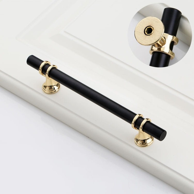 Möbelgriff Pina – eleganter T-Bar-Griff mit dekorativen Stützen in Schwarz-Gold oder Schwarz-Chrom. Als Knopf sowie in 96, 128 und 160 mm erhältlich. Ideal für Schränke, Kommoden und Schiebetüren – egriffe.at