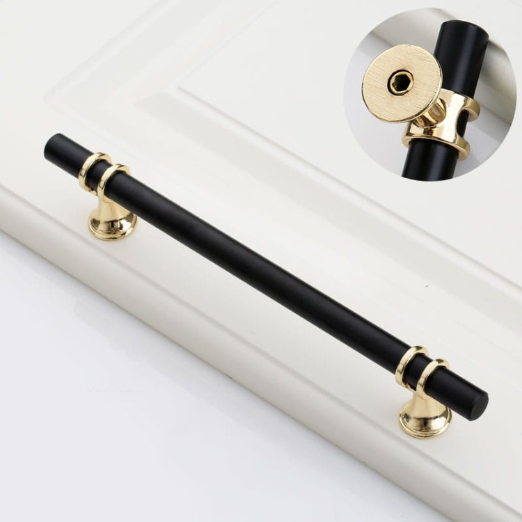 Uchwyt meblowy Pina – elegancki T-Bar z dekoracyjnymi wspornikami w zestawieniu czerni ze złotem lub chromem, dostępny jako gałka i w rozmiarach 96 / 128 / 160 mm, idealny do szaf, komód i drzwi przesuwnych – sklep euchwyty.pl
