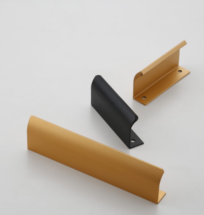 Uchwyt meblowy Isabel – krawędziowy aluminiowy uchwyt na górną krawędź frontu w kolorach czarny i szampański złoty, rozmiary 64–960 mm, sklep euchwyty.pl
