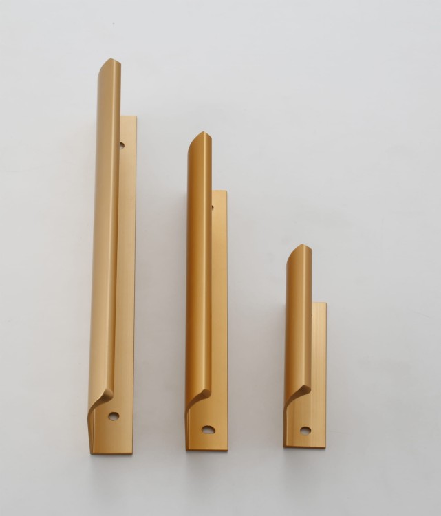 Uchwyt meblowy Isabel – krawędziowy aluminiowy uchwyt na górną krawędź frontu w kolorach czarny i szampański złoty, rozmiary 64–960 mm, sklep euchwyty.pl