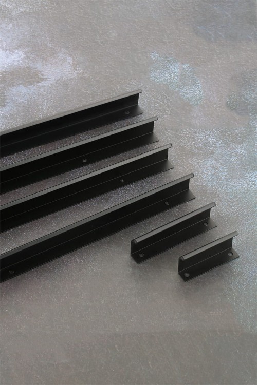 Uchwyt meblowy Isabel – krawędziowy aluminiowy uchwyt na górną krawędź frontu w kolorach czarny i szampański złoty, rozmiary 64–960 mm, sklep euchwyty.pl