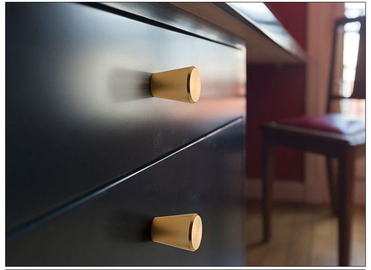 Möbelknopf Claro – moderner minimalistischer Knopf in gebürstetem Gold oder Schwarz, für Schränke, Kommoden, Schubladen sowie Küchen- und Badmöbel – egriffe.at