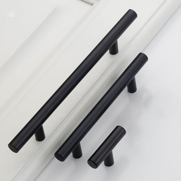 Möbelgriff Uno – T-Bar-Griff mit rundem Profil in Schwarz und gebürstetem Gold. Erhältlich als T-Bar-Knopf sowie in 96, 128, 160, 256, 512 und 850 mm – egriffe.at