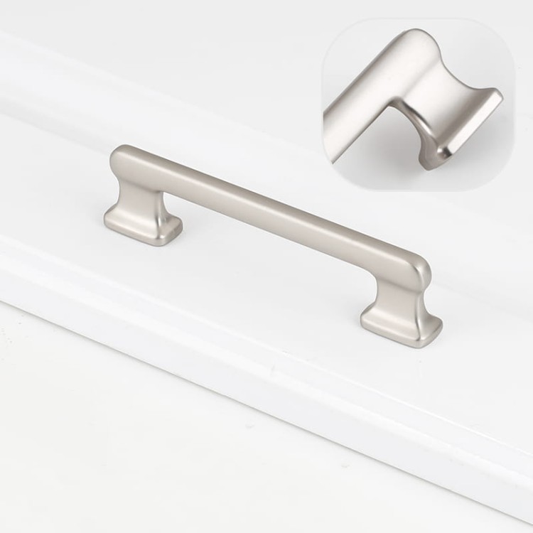 Möbelgriff Maceo – moderner und klassischer Aufsatzgriff für Schränke und Schubladen in gebürstetem Gold, gebürstetem Nickel, Perlgrau und Schwarz. Größen 96, 128, 160 und 192 mm – egriffe.at.