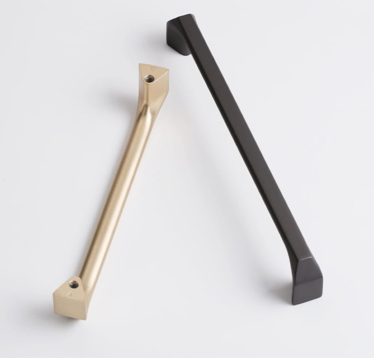 Długi czarny matowy uchwyt meblowy Beliz o rozstawie 320 mm w zestawie