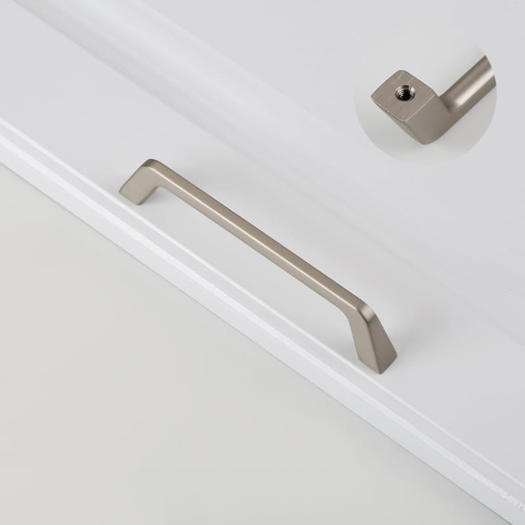 Möbelgriff Amarito – moderner Aufsatzgriff für Schränke und Schubladen in gebürstetem Gold, Schwarz, Perlgrau, gebürstetem Nickel, hellem Sandschwarz und Sandgold. Schlichter Küchengriff – egriffe.at.