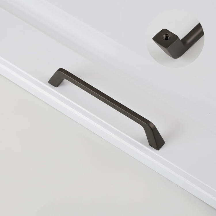 Möbelgriff Amarito – moderner Aufsatzgriff für Schränke und Schubladen in gebürstetem Gold, Schwarz, Perlgrau, gebürstetem Nickel, hellem Sandschwarz und Sandgold. Schlichter Küchengriff – egriffe.at.