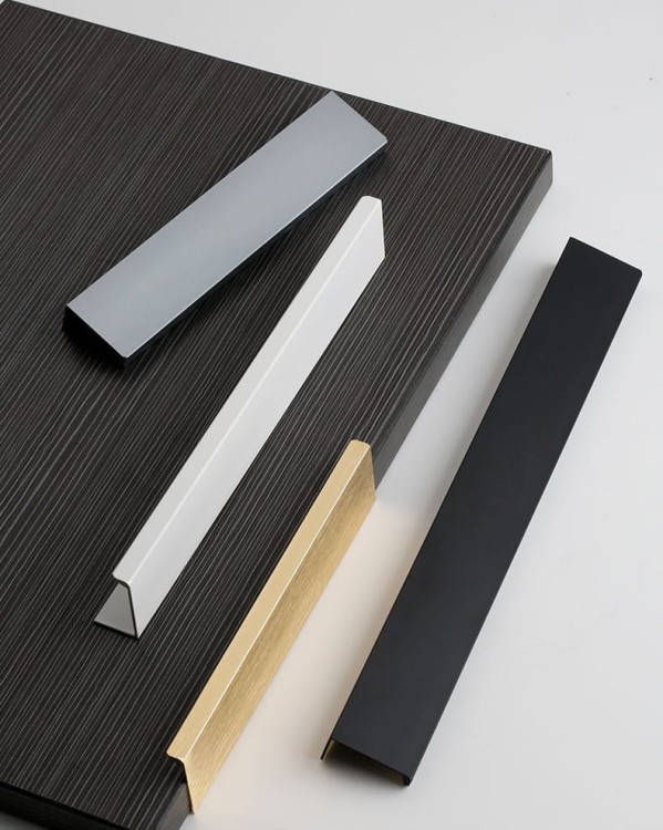Möbelgriff Dimas – Kantengriff für Schränke und Schubladen in Schwarz, Weiß, Grau, Silber und gebürstetem Gold. Moderner Griff für Möbelfronten, erhältlich im Shop egriffe.at.