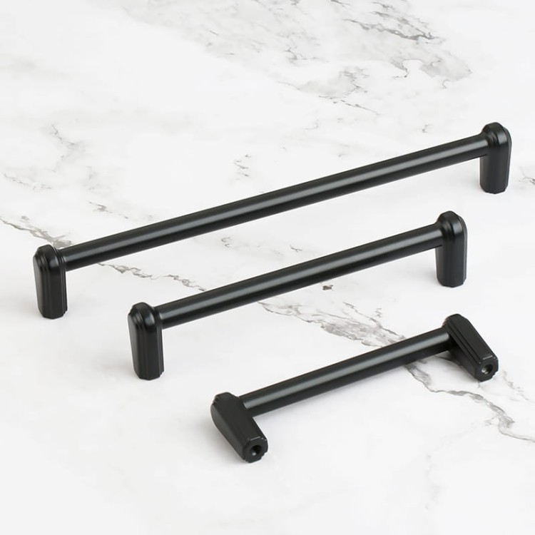 Möbelgriff Arriba – länglicher Aufsatzgriff für Schränke und Schubladen in Schwarz, gebürstetem Gold, gebürstetem Nickel und Perlgrau. Moderner Griff für Küchenmöbel, erhältlich im Shop egriffe.at.