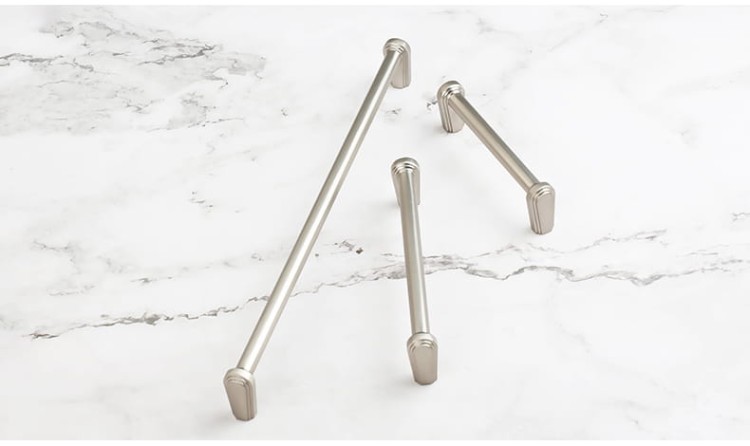 Möbelgriff Arriba – länglicher Aufsatzgriff für Schränke und Schubladen in Schwarz, gebürstetem Gold, gebürstetem Nickel und Perlgrau. Moderner Griff für Küchenmöbel, erhältlich im Shop egriffe.at.