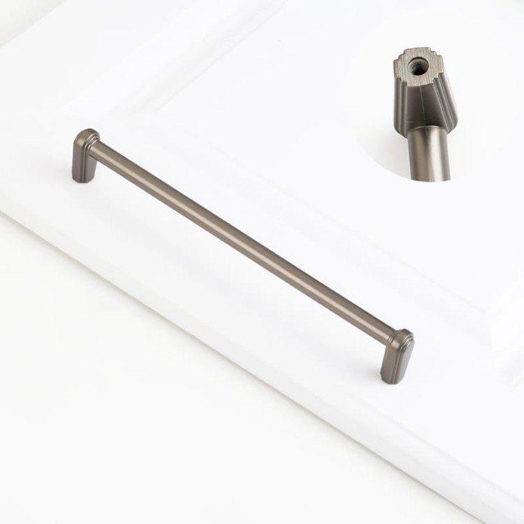 Möbelgriff Arriba – länglicher Aufsatzgriff für Schränke und Schubladen in Schwarz, gebürstetem Gold, gebürstetem Nickel und Perlgrau. Moderner Griff für Küchenmöbel, erhältlich im Shop egriffe.at.