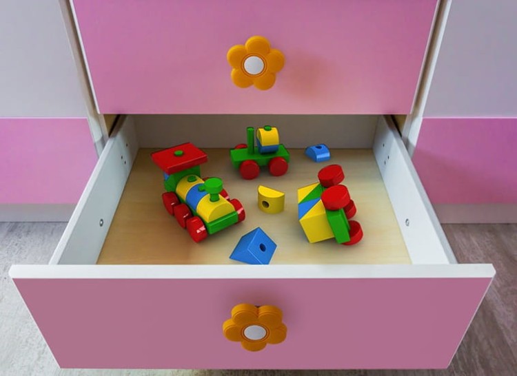 Kinder-Möbelgriff Flor – farbige blumenförmige Griffe in Rot, Gelb und Rosa für Schränke und Schubladen im Kinderzimmer, erhältlich im Shop egriffe.at
