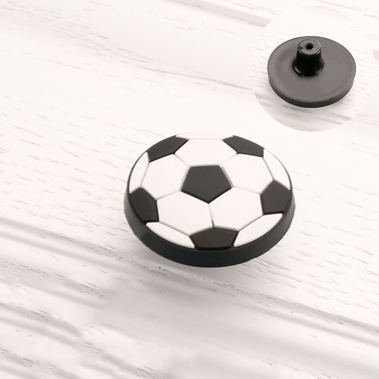 Czarno-biała gałka meblowa Football w kształcie piłki nożnej do pokoju dziecka