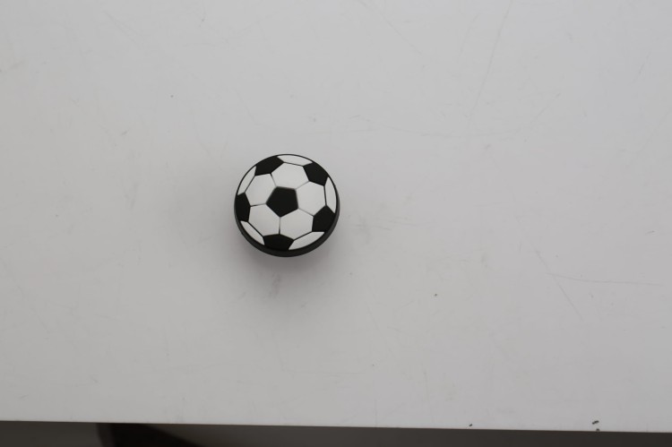 Kinder-Möbelgriff Football – Möbelknopf in Form eines Fußballs für Schränke und Kommoden im Kinderzimmer, erhältlich im Shop egriffe.at